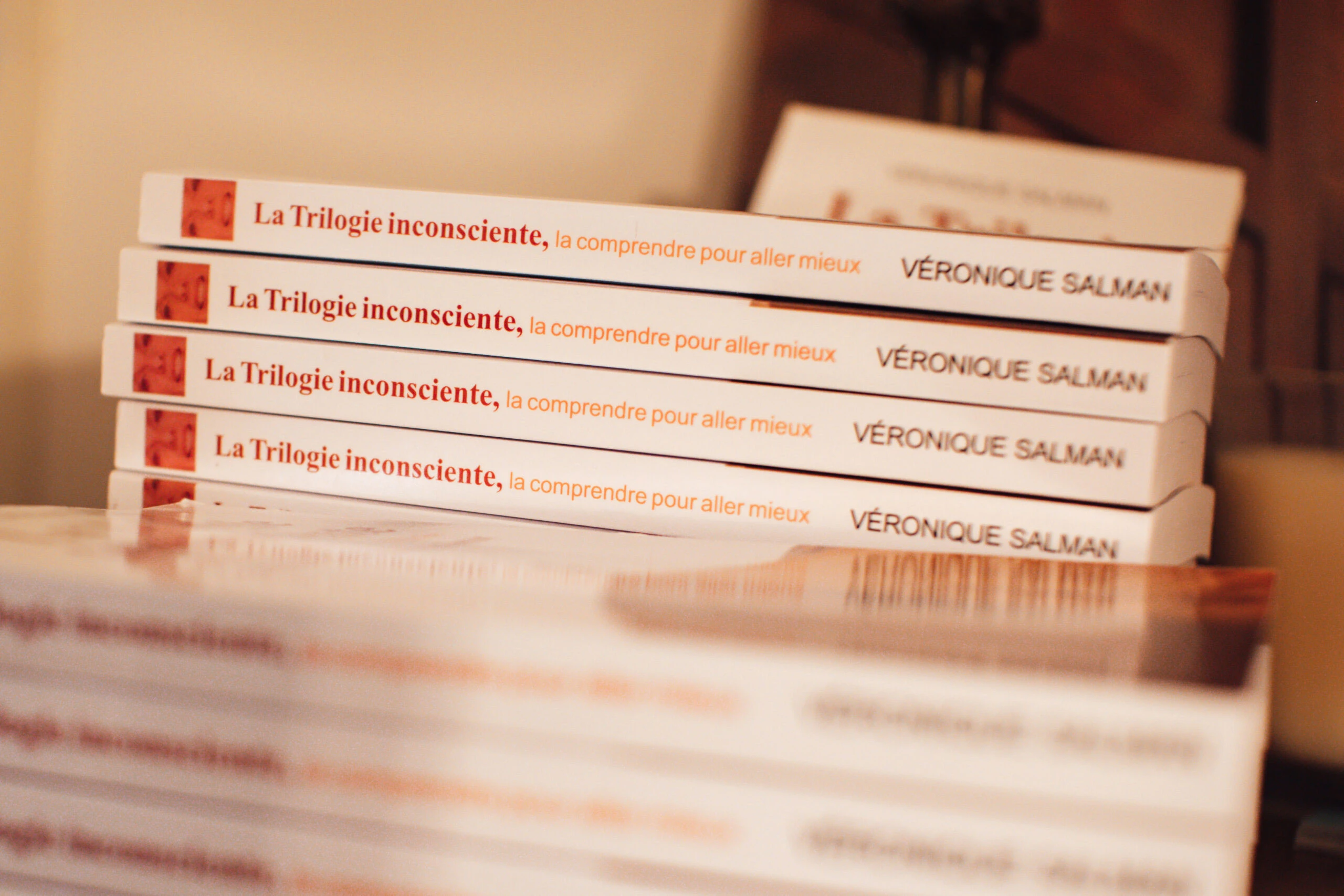 Le premier livre de Véronique Salman, "La Trilogie inconsciente, la comprendre pour aller mieux" La Trilogie inconsciente, un livre, un concept