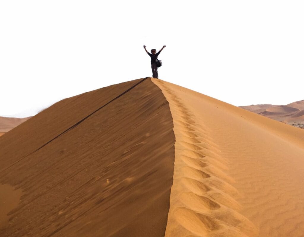 Image montrant Véronique Salman au sommet de la dune namibienne Big Daddy